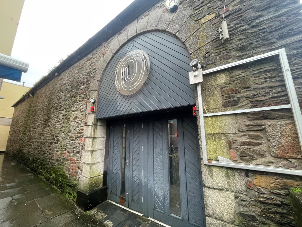 Lot: 86 - FORMER NIGHTCLUB WITH PLANNING FOR RESIDENTIAL DEVELOPMENT - Front elevation of property with principal access point